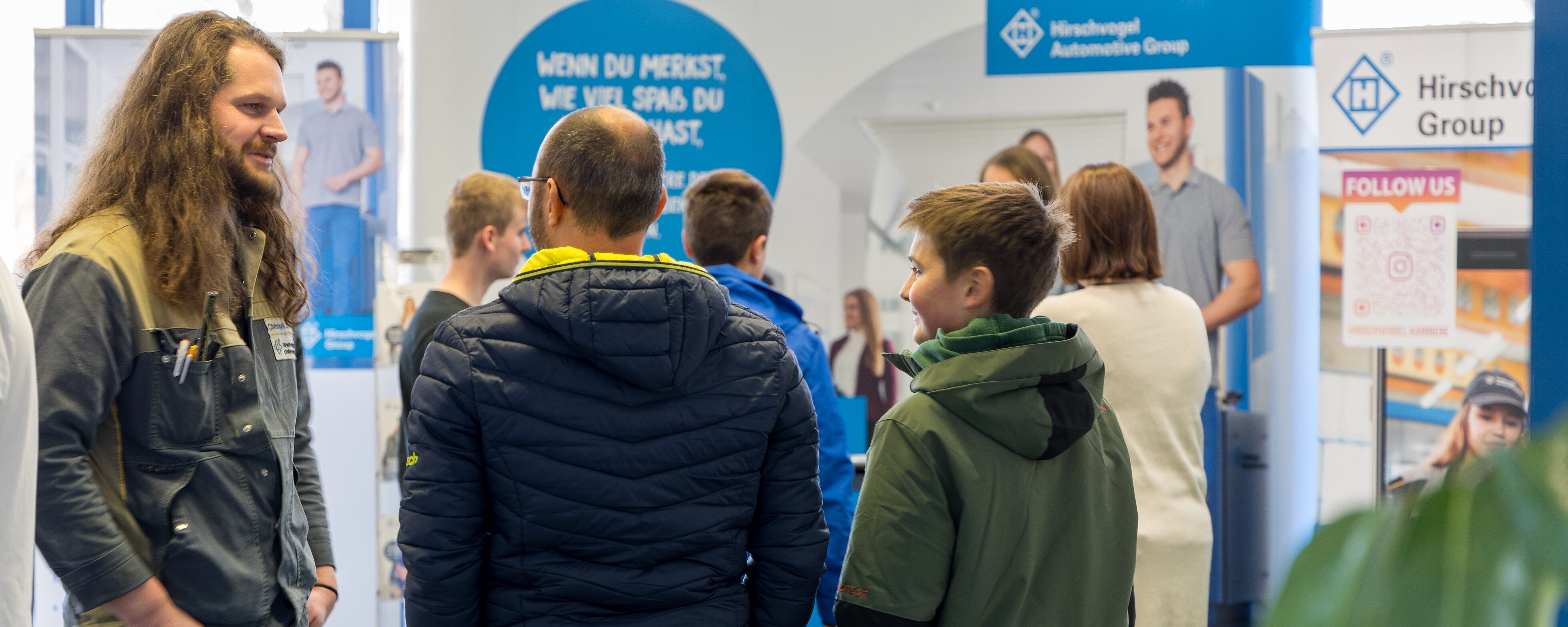 Was kann ich bei Hirschvogel werden? Ausbildungsleiter Christoph Zenner (links) informiert über die verschiedenen Berufsbilder. Was kann ich bei Hirschvogel werden? Ausbildungsleiter Christoph Zenner (links) informiert über die verschiedenen Berufsbilder.