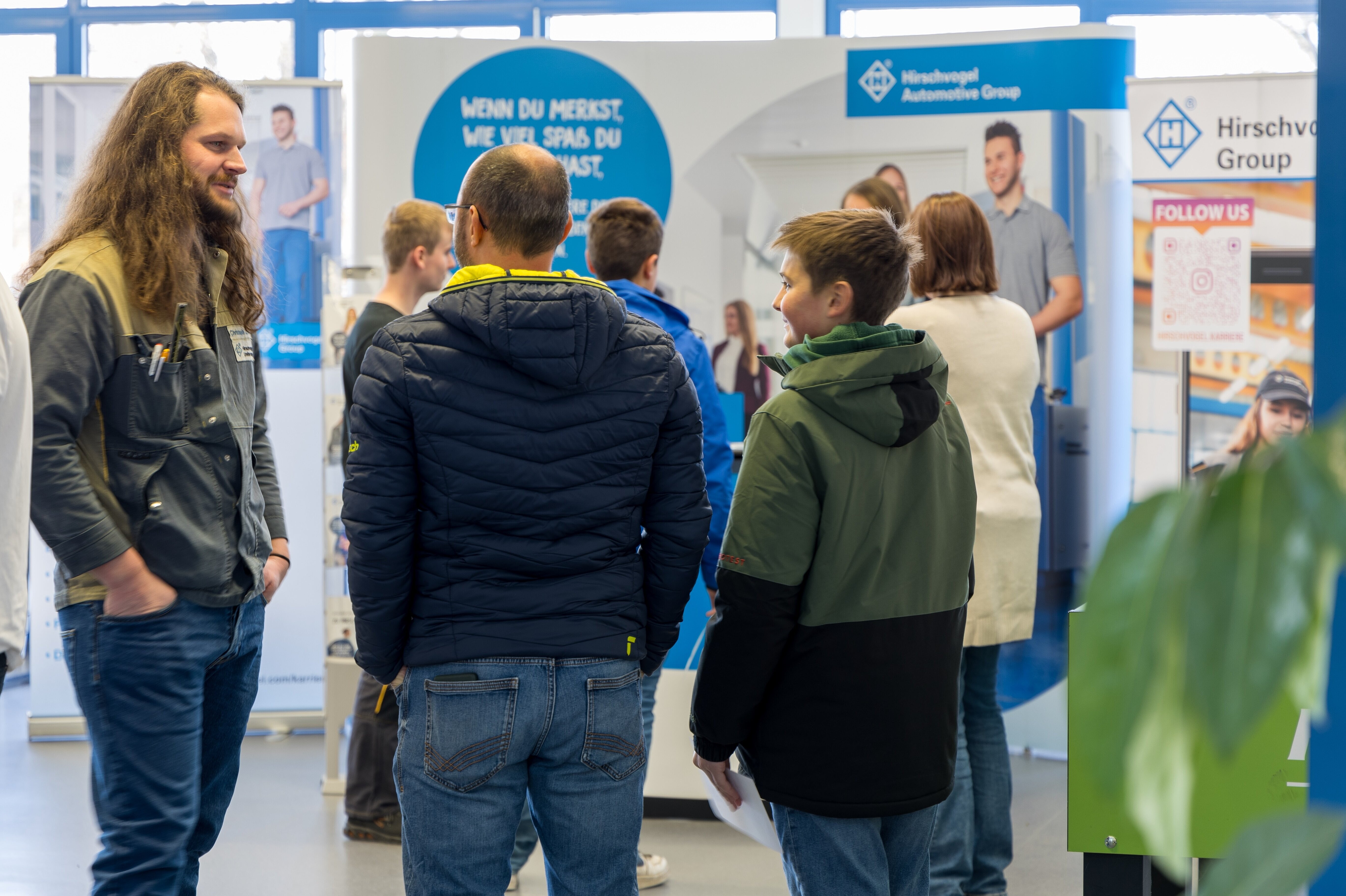 Was kann ich bei Hirschvogel werden? Ausbildungsleiter Christoph Zenner (links) informiert über die verschiedenen Berufsbilder.